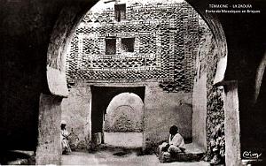 TEMACINE - ZAOUIA - PORTE DE MOSAIQUES EN BRIQUES